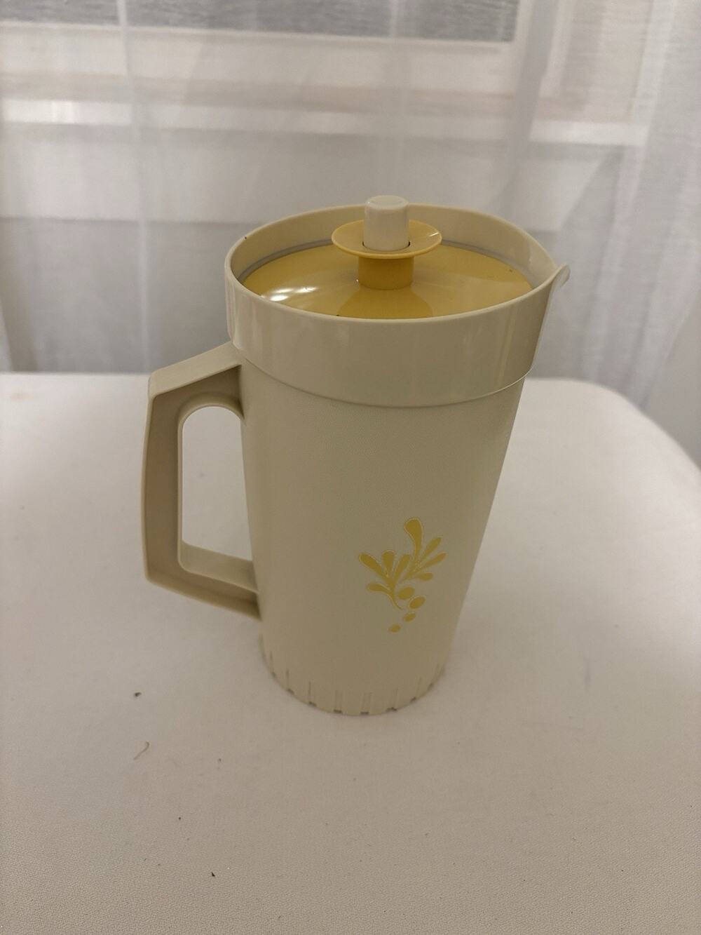 Vintage Tupperware 1 Quart Pitcher #874-8 Almond & Harvest Gold Push Button Lid